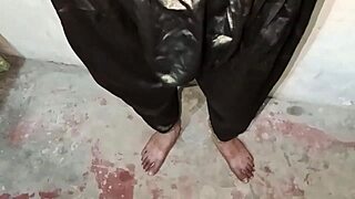 现场#4 视频: A Pakistani man of bisexual orientation pleasures ...