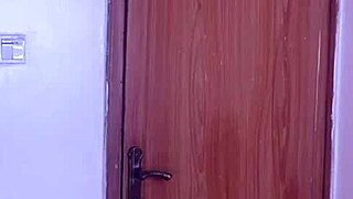 现场#1 视频: I enjoy watching him shower while he pleasures me ...
